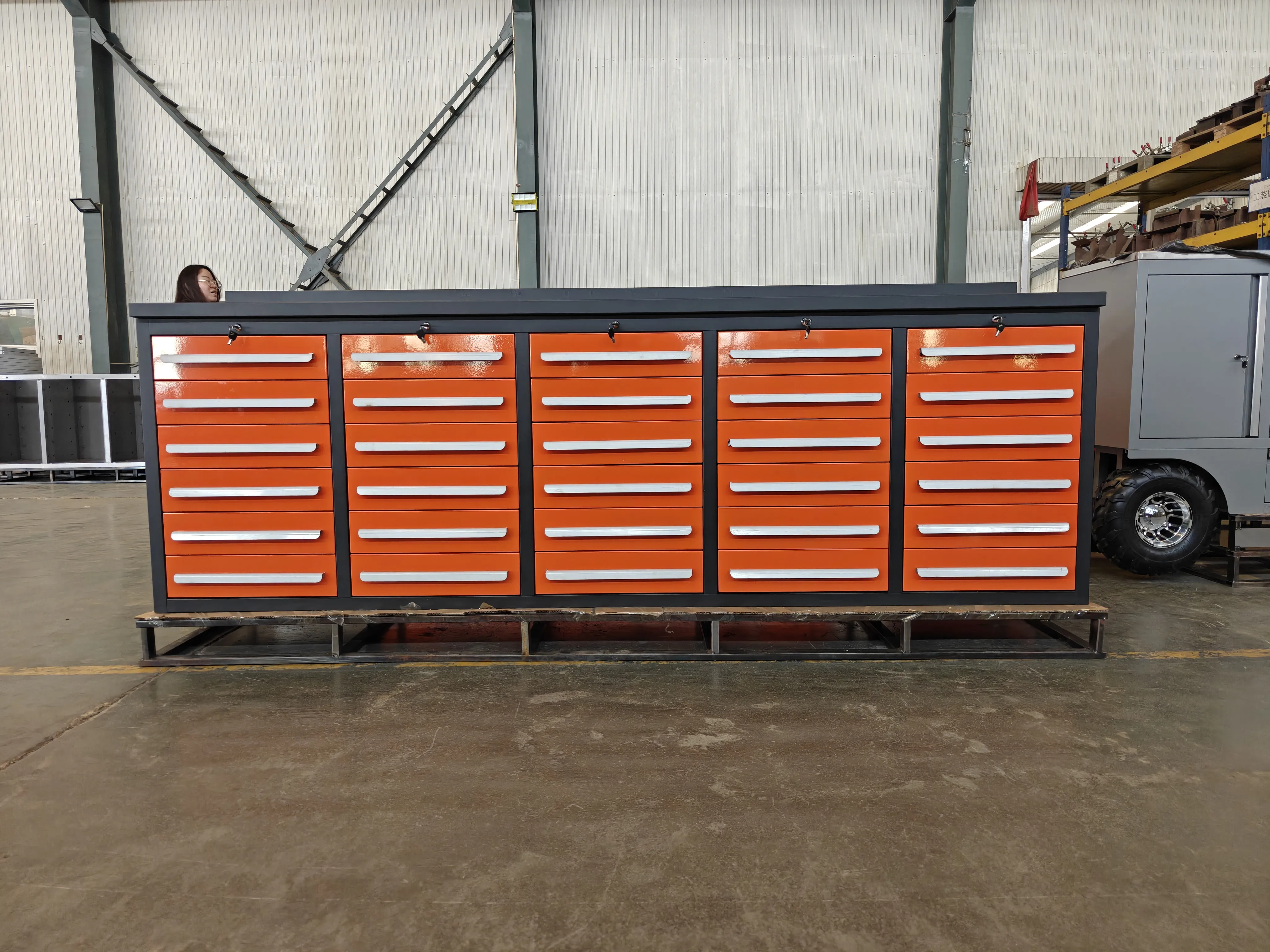 ما هي ميزات Workbench Orange 30 Drawer؟