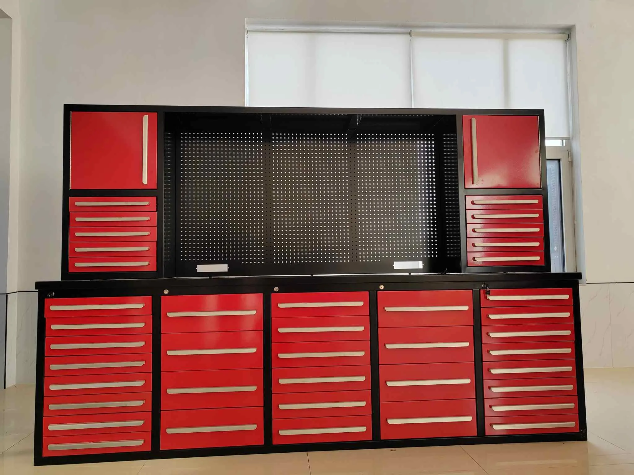 طاولة العمل الحمراء